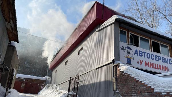 В Октябрьском районе Новосибирска загорелась СТО