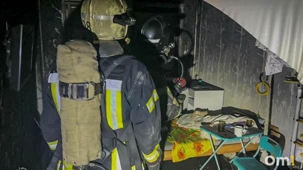 Омские пожарные спасли из горящей квартиры троих детей