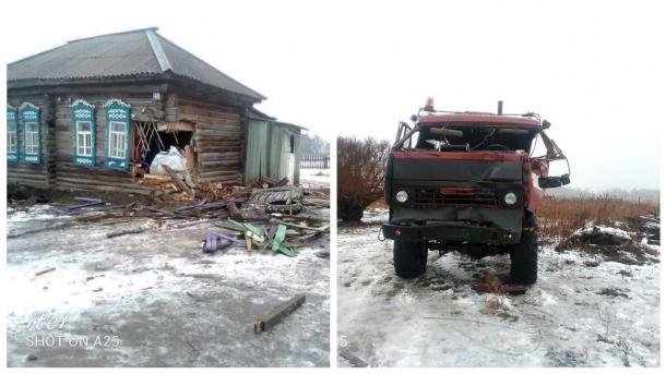 Пьяный водитель КамАЗа снёс жилой дом и опору ЛЭП под Новосибирском