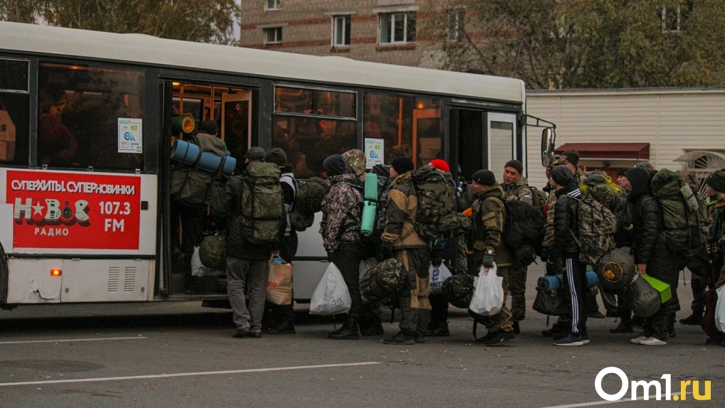 В Омске заметили колонну из десятков автобусов с мобилизованными