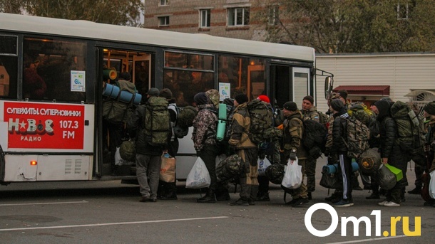 В Омске заметили колонну из десятков автобусов с мобилизованными