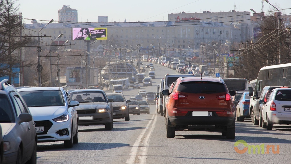 Камеры омск. Автомобильные пробки в Омске. Пробка машины Омск. Обстановка на дорогах Омска. Обстановка на дорогах Омска сейчас.