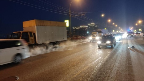 «Осколков от машин тьма»: в Новосибирске на Димитровском мосту образовалась пробка из-за жёсткого ДТП