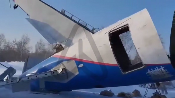 Севший в поле под Новосибирском самолёт пилят на части