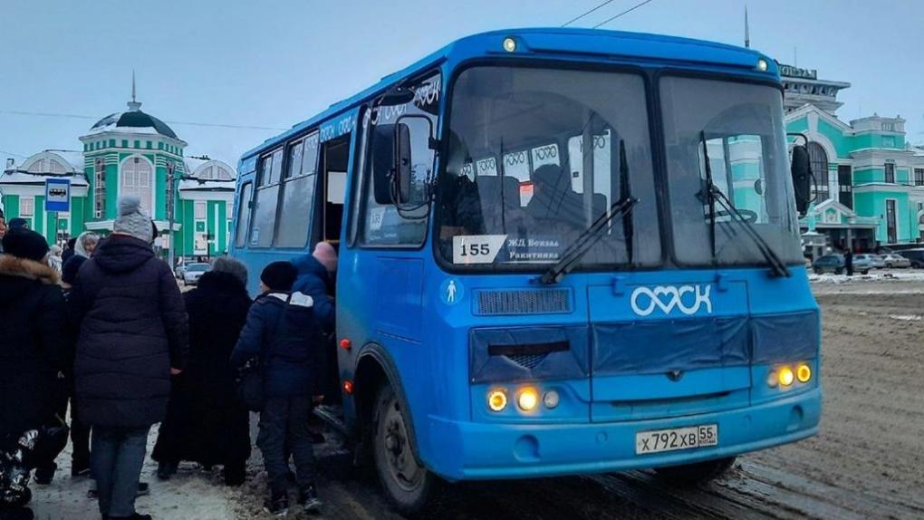 В Омске появились ярко-синие областные автобусы