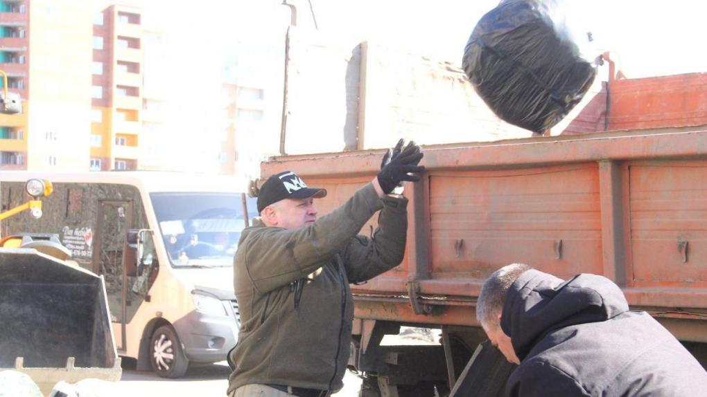 «Накидали 7 Камазов»: Сергей Шелест помог убрать мусор, оставшийся с субботника