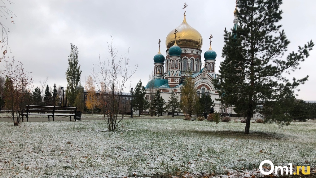 Ноябрь в омске. Первый снег в Омске. Соборная площадь Омск осенью. Утро осенью снег Омск. Омск om1 зима.