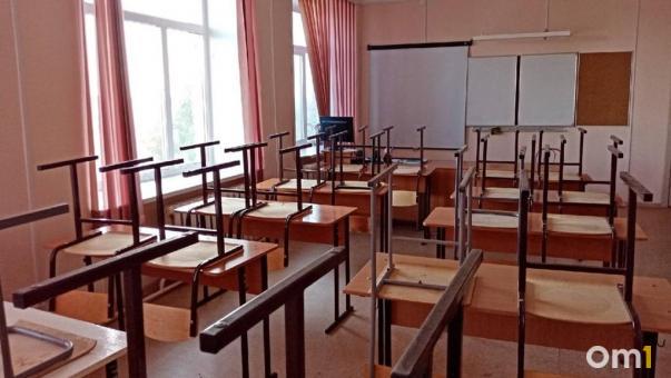 Омскую школу залило кипятком из-за прорыва труб