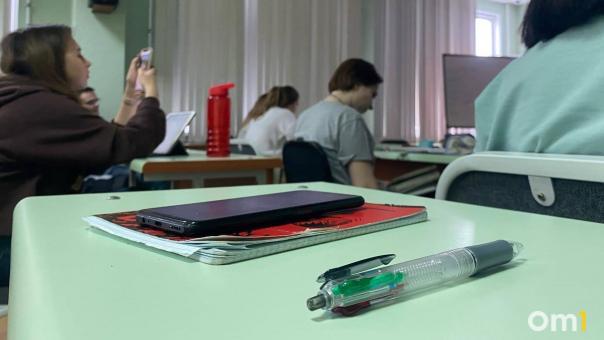 В Омске школьник порезал одноклассника канцелярским ножом