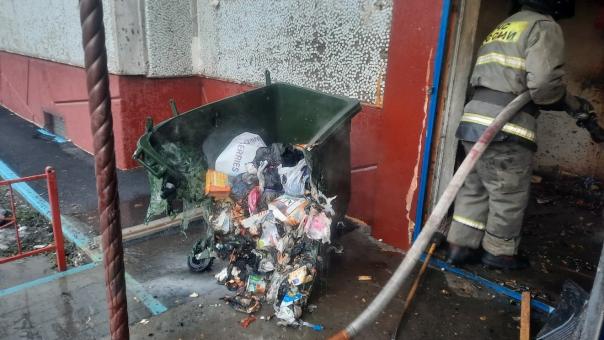В Омске из-за пожара в многоэтажке едва не погибли трое детей