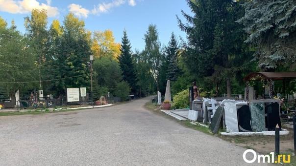 В Родительский день омичей до кладбищ будут возить специальные автобусы. РАСПИСАНИЕ