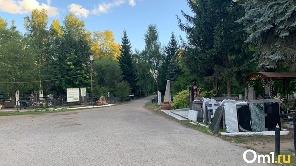 В Родительский день омичей до кладбищ будут возить специальные автобусы. РАСПИСАНИЕ