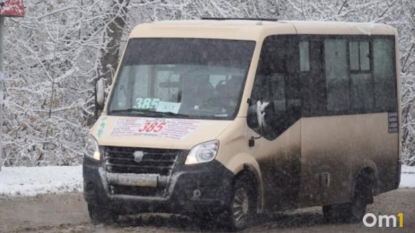 Стекло люка в омской маршрутке рухнуло и разбилось в проходе между креслами