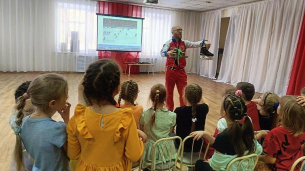 Бородатый нянь: омич устроился педагогом в детский сад. Рассказываем, что из этого вышло