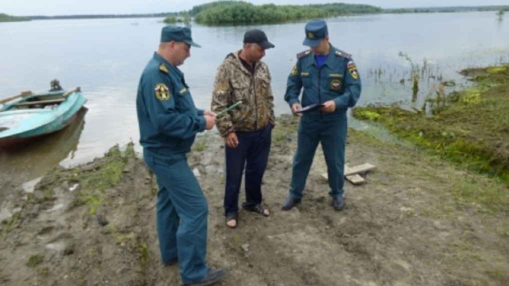 Омские спасатели просят рыбаков не выпивать и надевать жилеты