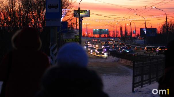 Из-за снегопада Омск встал в огромных пробках
