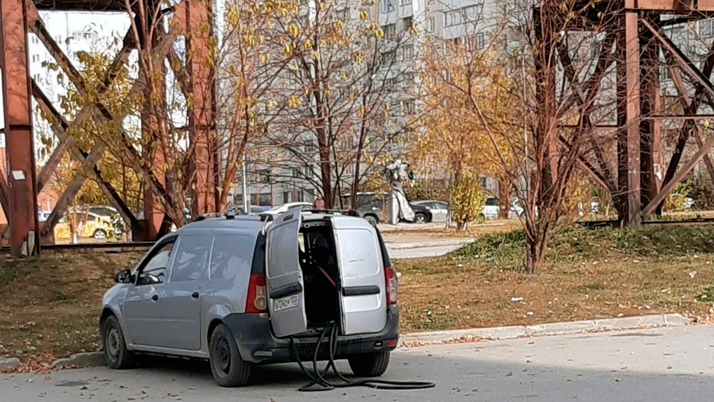 Новосибирцы пожаловались на мобильную заправку во дворе Плющихинского жилмассива