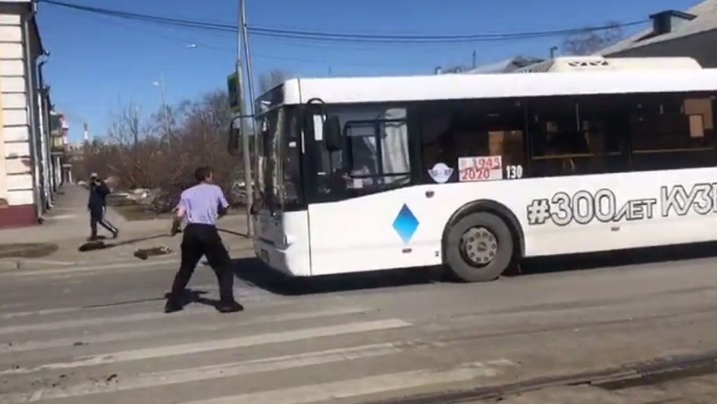 Мужчина напал на автобус
