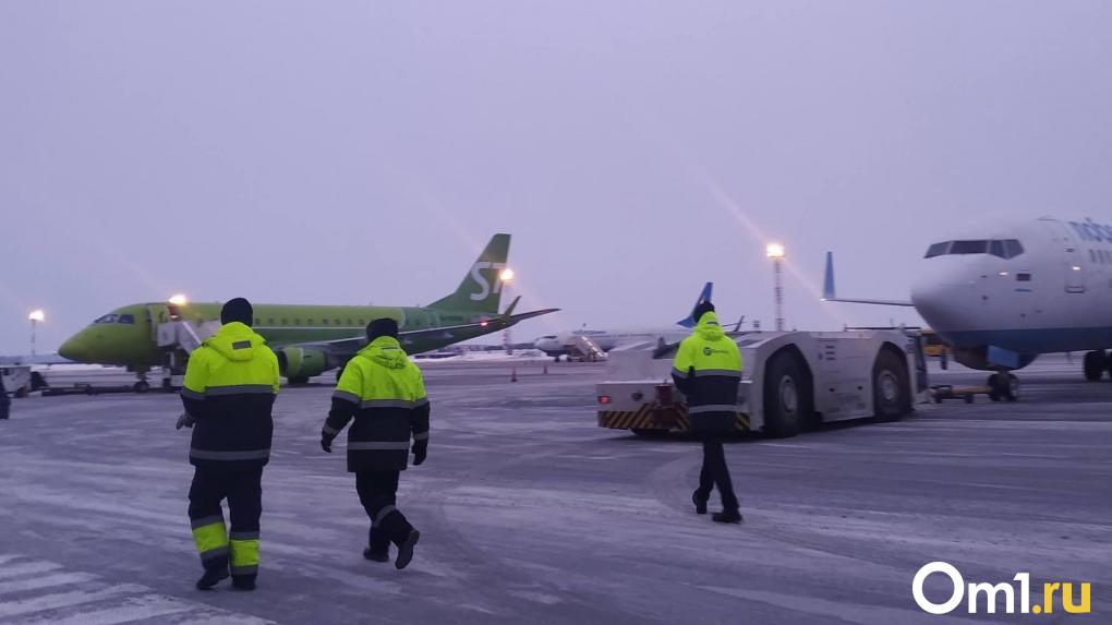 Пассажира рейса Омск – Москва сняли с самолёта из-за подозрений на менингит