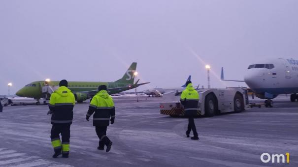 Пассажира рейса Омск – Москва сняли с самолёта из-за подозрений на менингит