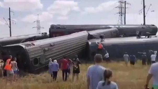 В Волгоградской области пассажирский поезд сошёл с рельсов: десятки человек пострадали