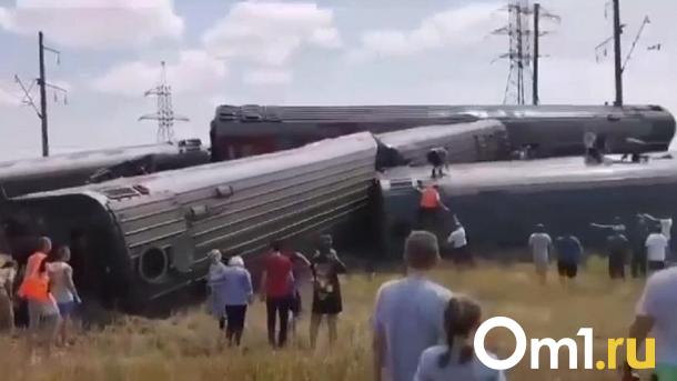 В Волгоградской области пассажирский поезд сошёл с рельсов: десятки человек пострадали