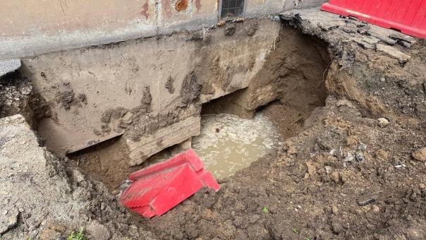 Из-за коммунальной аварии под домом в Новосибирске обвалился грунт