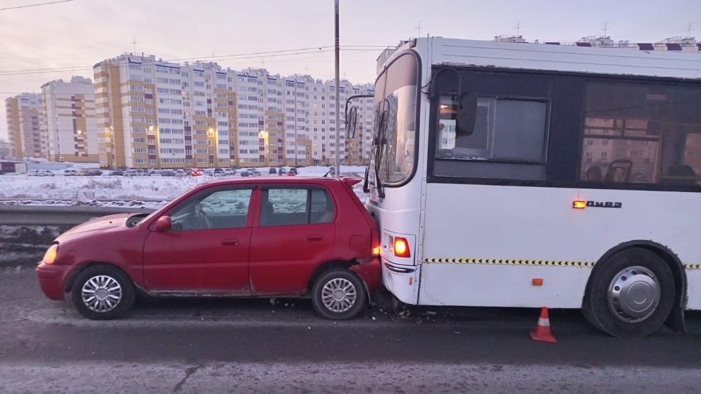 В Омске пассажирский автобус врезался в легковушку, которую отбросило на пешехода