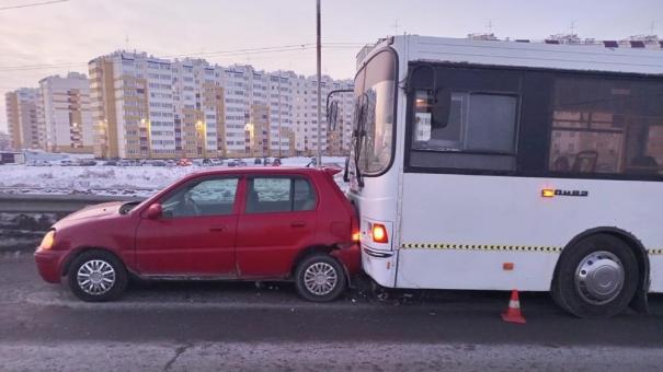 В Омске пассажирский автобус врезался в легковушку, которую отбросило на пешехода