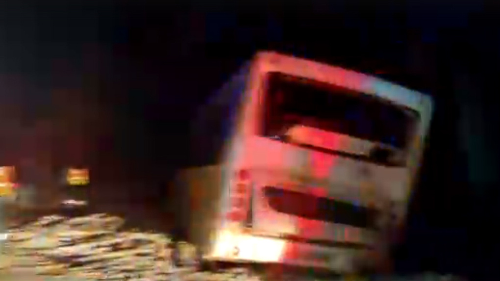 В Новосибирске грузовик протаранил автобус, пострадали водитель и два пассажира
