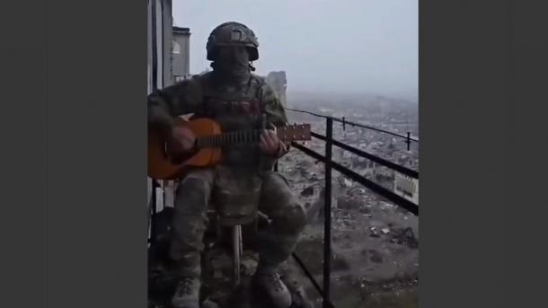 «Искусство эпохи СВО»: Военнослужащий из Омска спел на фоне разрушенного Бахмута