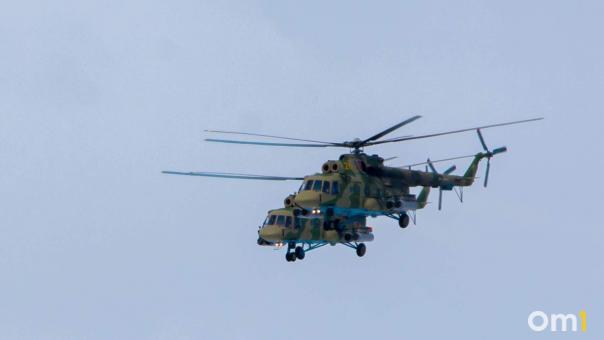 Над омской трассой заметили военный вертолёт