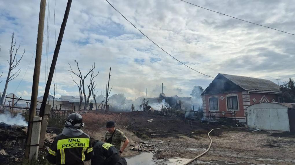 В крупном пожаре на востоке Омска виноват дождь