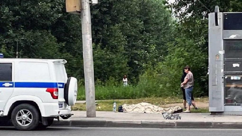 Признаков насильственной смерти не обнаружено — на остановке Новосибирска найден труп мужчины