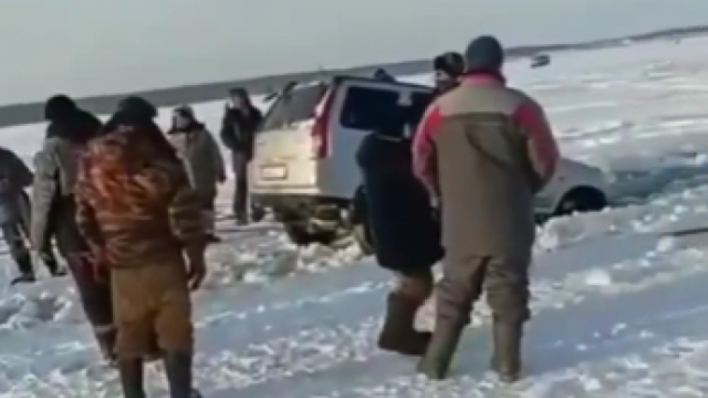 Внедорожник Honda CR-V ушёл под лёд в Новосибирской области. ВИДЕО