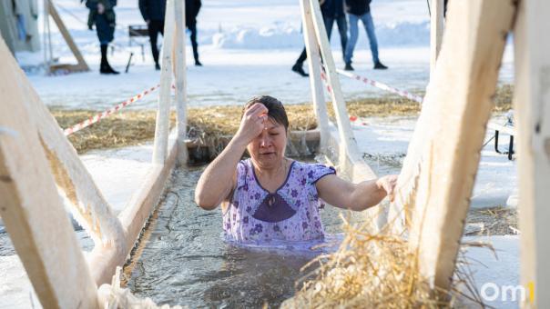 С головой в ледяную воду: как новосибирцы празднуют Крещение. ВИДЕОРЕПОРТАЖ