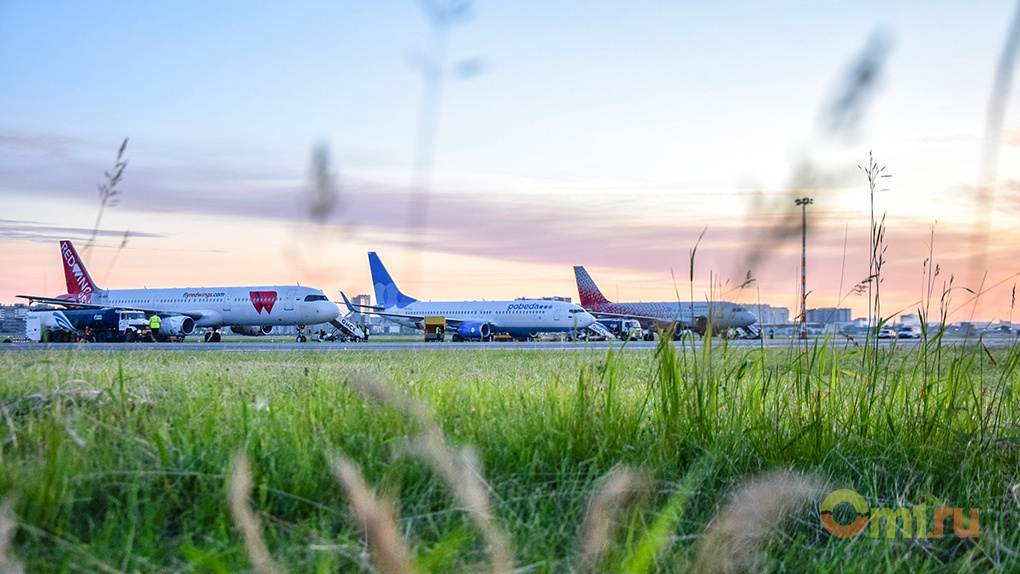 Прямой самолет омск. Аэропорт Омск самолёты. Аэродром в Омске , Омск. Омск АН аэропорт. Самолеты в Омском аэропорту.