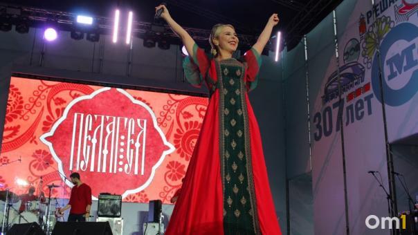 На Дне города Пелагея спела омичам про коня, валенки и казаков