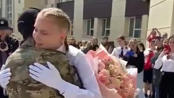 Трогательные кадры: боец СВО навестил своих дочерей в Новосибирской области. ВИДЕО