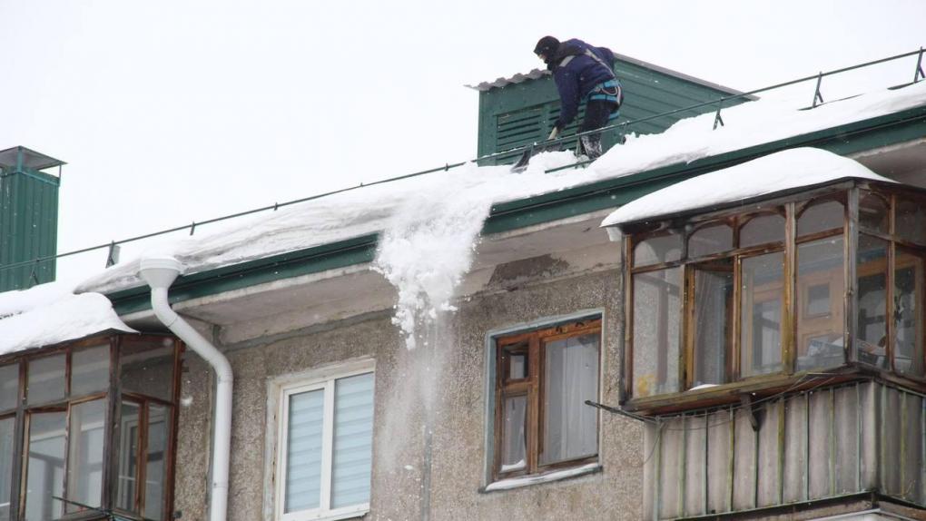В мэрии рассказали, кто должен чистить омские крыши от снега