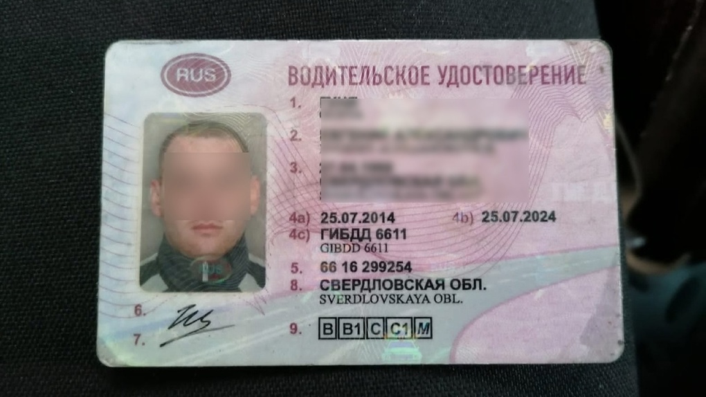 На трассе под Омском задержали водителя с фальшивыми правами