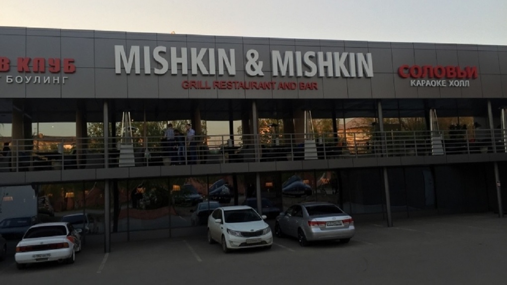 «Извините, на костылях нельзя»: в Омске инвалида не пустили в известный ресторан Mishkin & Mishkin