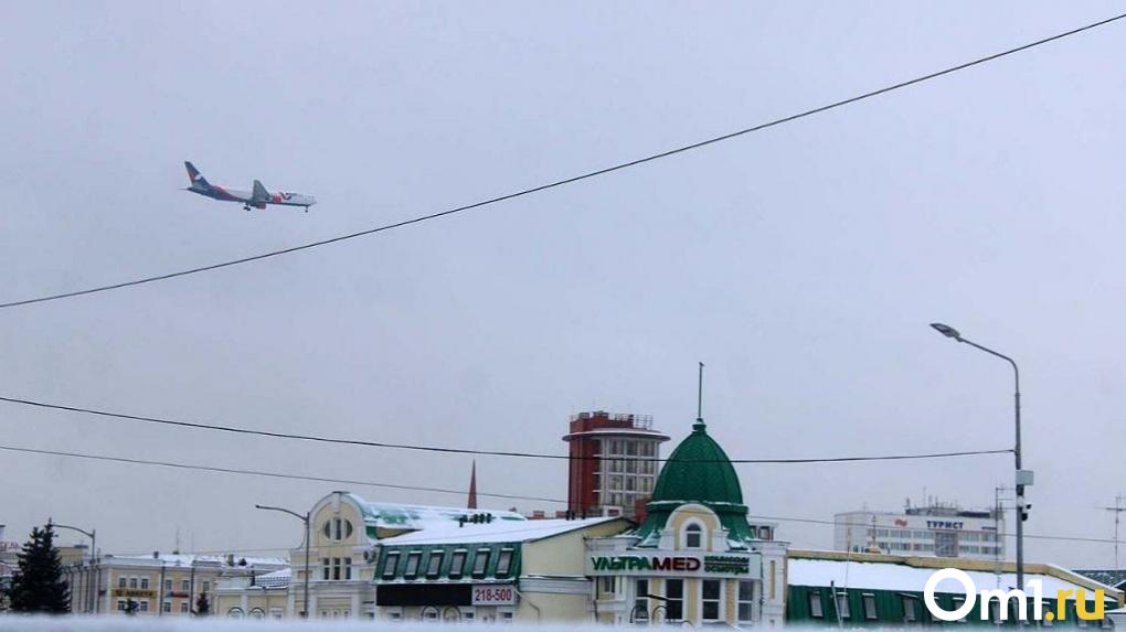 Из-за ночного снегопада омский аэропорт перестал принимать самолёты