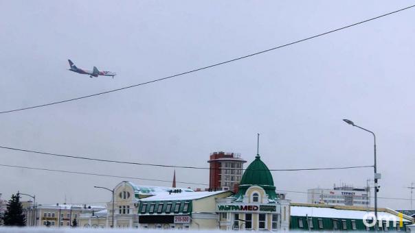 Из-за ночного снегопада омский аэропорт перестал принимать самолёты