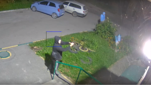 Ночью мужчины в капюшонах обстреляли квартиру в Новосибирске. ВИДЕО