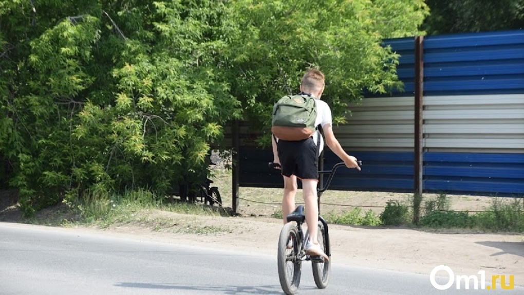 В Омске 12-летний мальчик ехал через дорогу на велосипеде и попал под машину