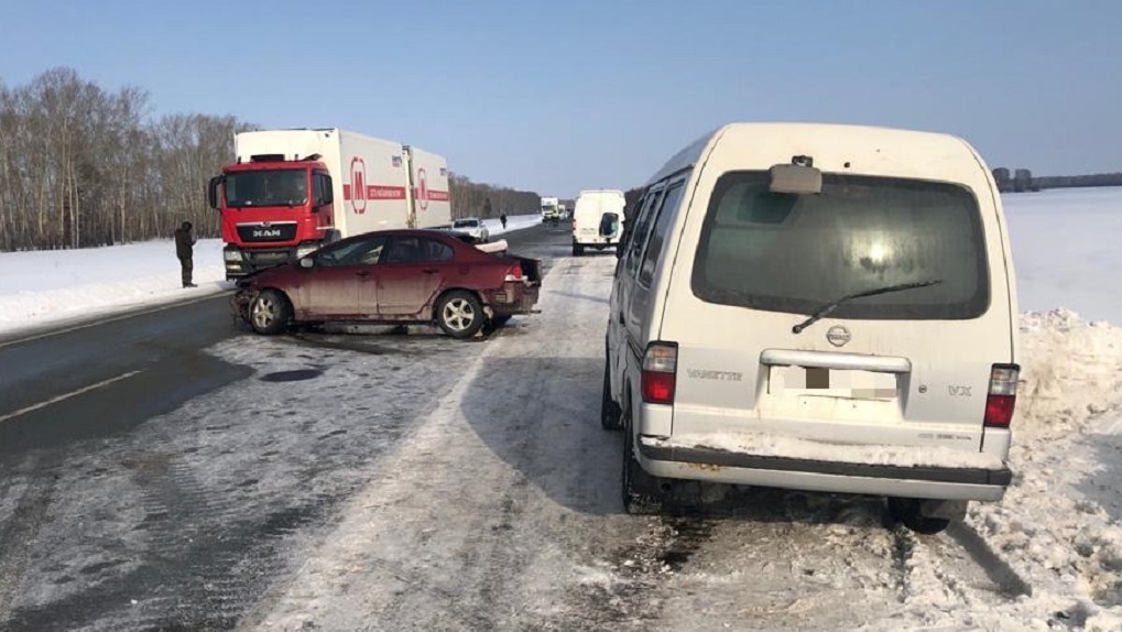 Смертельное ДТП на трассе «Барнаул — Новосибирск»: при столкновении трёх автомобилей погиб водитель