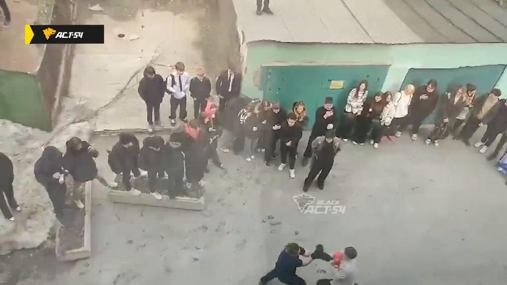 Два школьника устроили боксёрский поединок на улице в Новосибирске