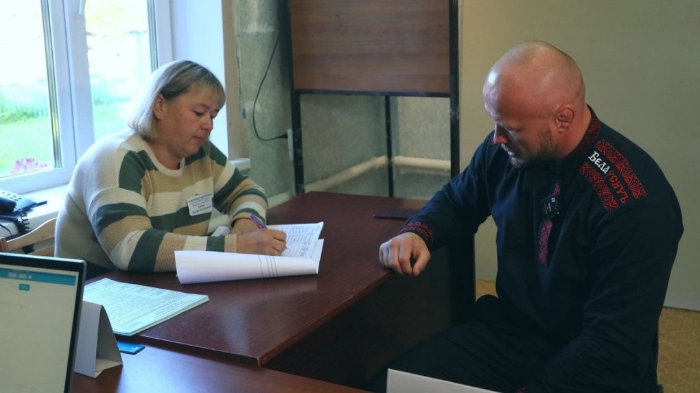 Боец Шлеменко отдал свой голос за кандидата в губернаторы Омской области