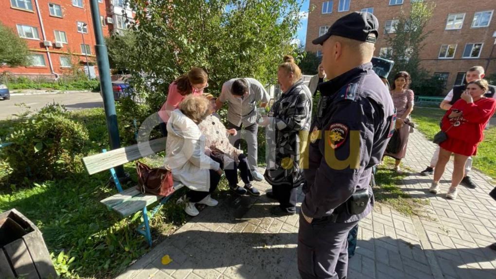 Омские пожарные спасли семь человек, включая ребёнка, из огня в жилом доме